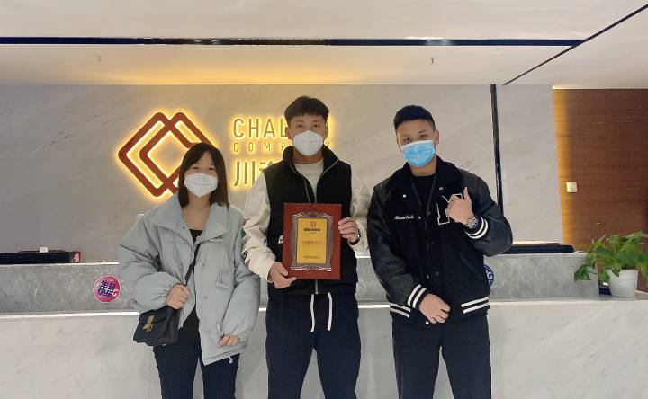 河北的王先生簽約加盟帽牌貨冒菜