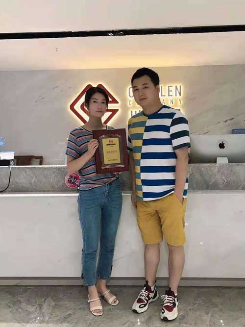 貴州陳女士簽約加盟帽牌貨冒菜