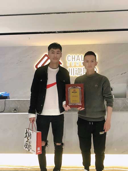 溫州的金老板簽約加盟帽牌貨冒菜