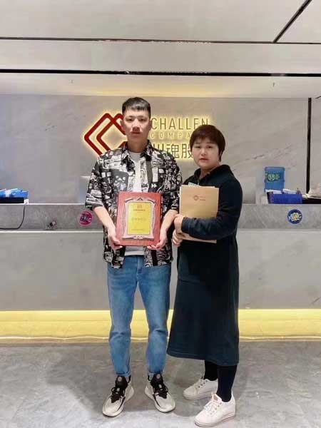 恭喜貴州張先生簽約加盟帽牌貨冒菜