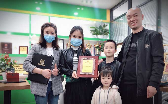 成都的袁哥簽約帽牌貨冒菜加盟品牌