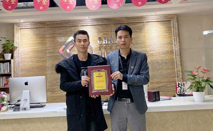 綿陽(yáng)的何先生簽約帽牌貨冒菜加盟