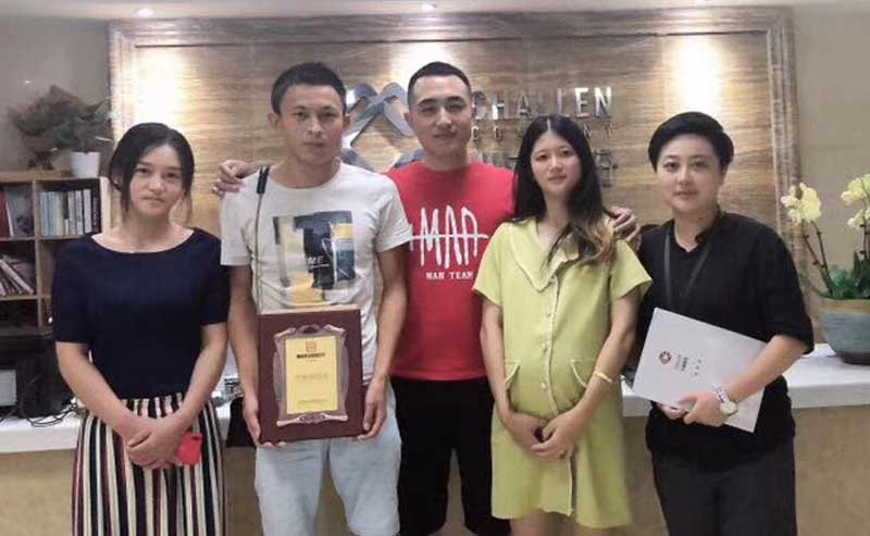 河南的張先生簽約帽牌貨冒菜加盟 河南的張先生簽約帽牌貨冒菜加盟