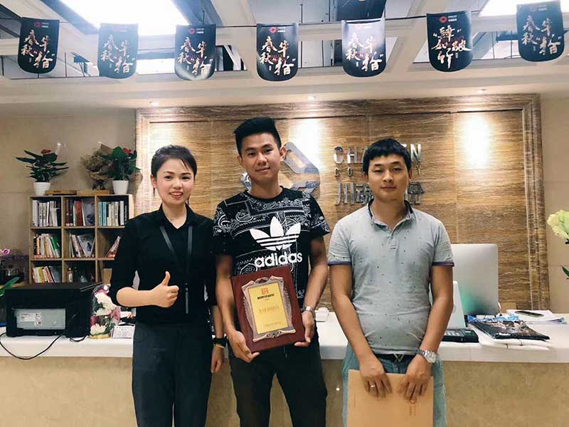 云南兩兄弟簽約帽牌貨冒菜加盟品牌