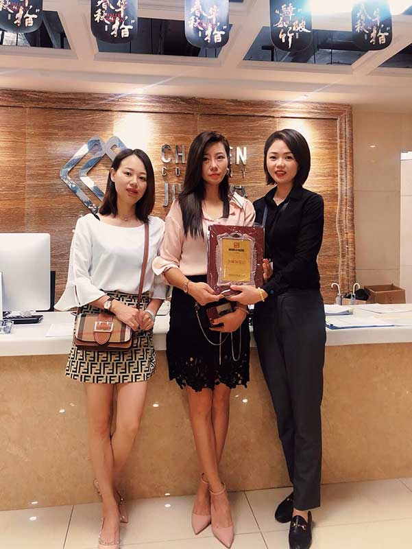 四川成都的羅女士簽約帽牌貨冒菜加盟