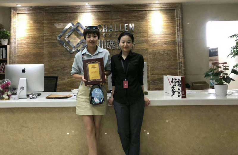 呼和浩特的劉女士簽約帽牌貨冒菜加盟