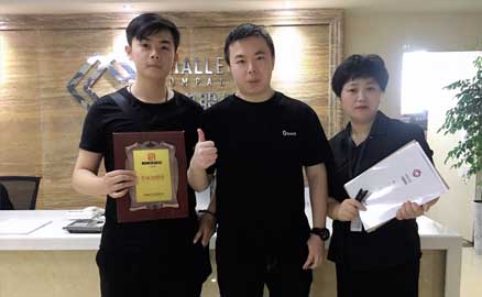 四川南充的鐘先生簽約帽牌貨冒菜加盟