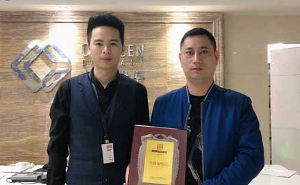 在什邡工作的翁先生與帽牌貨頗有淵源