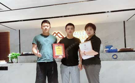 四川的鄭、汪先生簽約加盟帽牌貨冒菜