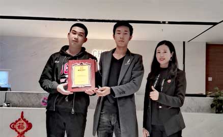 西安的蔡先生兄弟簽約加盟帽牌貨冒菜