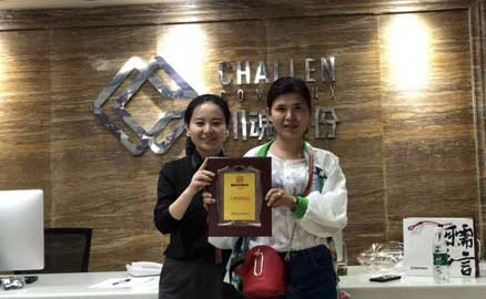 廣東的胡女士簽約加盟帽牌貨冒菜