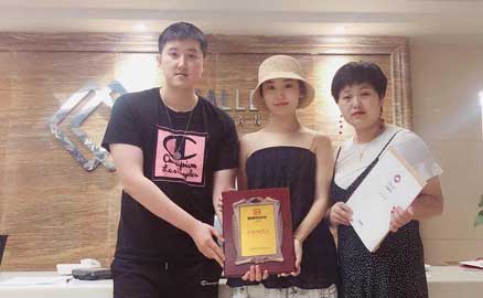 北京余女士成功與帽牌貨冒菜加盟簽約