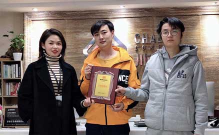 河南鄭州的胡先生簽約帽牌貨冒菜加盟品牌