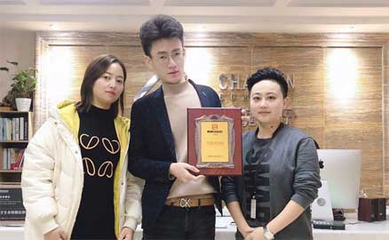 來自新疆哈密的侯先生加盟帽牌貨冒菜