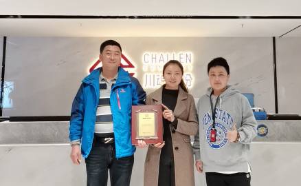 四川的彭先生準(zhǔn)備開(kāi)一家帽牌貨的夫妻店