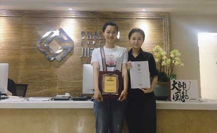 安徽的潘女士簽約帽牌貨冒菜加盟品牌