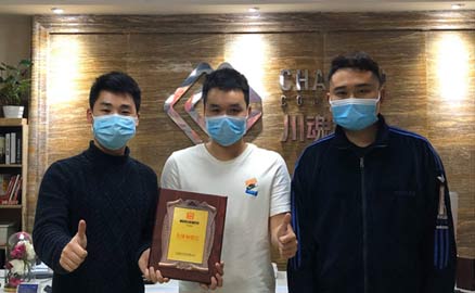 成都的李先生簽約帽牌貨冒菜加盟