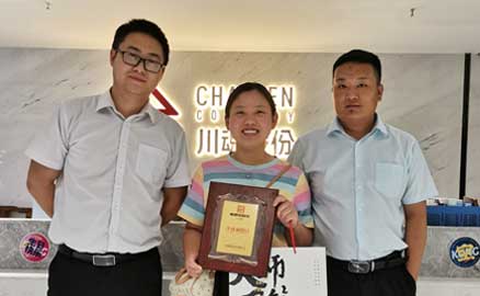 山西的姚女士簽約加盟帽牌貨冒菜