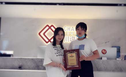 四川綿陽90后的小姐姐加盟帽牌貨冒菜