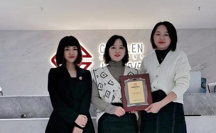 達(dá)州的兩位小姐姐簽約加盟帽牌貨冒菜